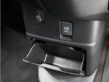 ◆センターロアボックス◆インパネ中央の下部には、ごみ箱としても使用する事ができるセンターロアボックスを装備しております。