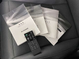 メンテナンスノート、取扱説明書です。 その車の整備記録が事細やかに記録されています。 車が生まれてから今までどのような道を歩んできたのか判るとても重要な物ですよ。