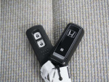 ◆スマートキー◆カギをバッグやポケットに入れたままでもドアロックの開閉ができる『スマートキー』付き!雨天や暗くなってもカギを取り出す必要がなくドアの開錠&エンジンも始動できます