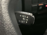クルーズコントロール機能が付いています。 速度を設定するとアクセルを踏まなくても一定の速度で走ることができます。  高速道路ではとても便利な装置なんです。