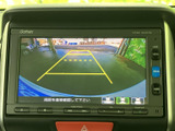 駐車時や後退時の安全をサポート。映像を参考に、スムーズな後退操作を実現します。狭い場所でも安心です。