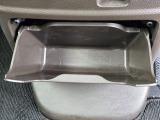 足元には便利なセンターロアボックスを設置。車内を整理しやすく、使い勝手の良さが魅力です。