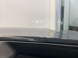 【ヘッドアップディスプレイ】現在の車速表示や目的地へのルート案内やメディア関連のリストを表示する事が可能です。視線移動を減らす事によりドライブに集中して頂けます。