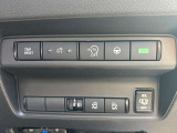 すっきりした運転席周りにはナビやエアコンの操作パネルを設置しておりますので、お一人での運転でもご安心できます。
