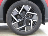 18インチ専用アルミホイールを搭載しています。「235/50R18」サイズのタイヤが装着されています。