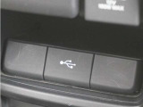 【USBジャック】充電をスマートに。スマートフォンやタブレット、携帯ゲーム機などの充電が可能。