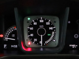 運転時の視界周辺の見やすい位置にメーターをレイアウト。視線の流れを断ち切らない、ストレスフリーで美しい運転動作を可能にします。またマルチインフォメーションディスプレイで、様々な情報が確認できます。