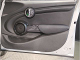 車の乗り降りの際に必ず触るドアハンドルです。使用感が気になる方はお気軽にお申し付けくださいませ。