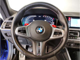 【ハンドル】ドライバーとBMW車の一体感がダイレクトに伝わるステアリングホイール。形状・太さへの拘りに加えて、操作性を高める為にスイッチ類も配置。クイックかつ安定のドライビングを体感下さい!