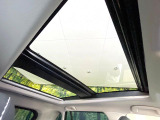 【パノラマルーフ】大型のガラスルーフ搭載で車内の解放感が一気にアップ!開放的なドライブをお楽しみいただけます。