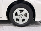 タイヤサイズは(195/65R15)でキャップ付きアルミホイールです。