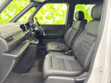 運転席から手が届きやすい収納スペースが、利便性を高めています。小物を整理整頓して、快適な空間を保てます。