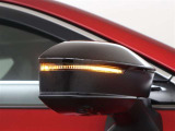 <電動格納式ドアミラー>クルマの運転席側にあるスイッチを操作することで、車体と平行に折りたたむことができるドアミラーです。 手動での操作は不要になっているため幅の狭い駐車スペースに駐車する際に便利です