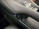 シフトの下には運転席側・助手席ともUSBチャージャー付きです!