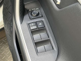 【パワーウィンドウ集中スイッチ】運転席のパワーウィンドスイッチ位置には運転以外の窓の開閉・ロック機能も付いています