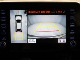 パノラミックビューモニターを装備。駐車場や交差点でクルマを真上から見るように周囲を確認できます。機能の詳細は販売店スタッフまでおたずねください。