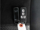 ◆スマートキー◆カギをバッグやポケットに入れたままでもドアロックの開閉ができる『スマートキー』付き!雨天や暗くなってもカギを取り出す必要がなくドアの開錠&エンジンも始動できます