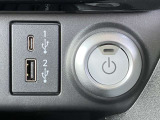 USB接続端子、USBデバイスやiPod/iPhoneまたはAndroidスマートフォンを接続できます。