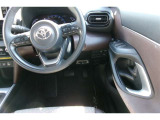 運転席の写真です。見通しのよいすっきりとした視界で、誰でも運転しやすいです。運転のしやすさは疲れにくさにも繋がりますよ♪