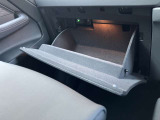 開く瞬間の滑らかな動きと、指先に伝わる確かな剛性感。柔らかな照明に照らされた空間は、外観の美しさと遜色のない上質な素材で設えられ、大切な小物を優しく包み込みます。