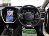 当店では専任のメカニックが大切なお客様のお車を一台一台丁寧に整備いたします。自社認証工場にてリフトアップし下回りまでキッチリ検査いたします。