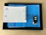 メンテナンスノート【点検整備記録簿・保証書】、取説も揃ってます。スマートキーはバッグなどにしまったままボタン操作でエンジン始動・停止やハイブリッドシステムの起動や停止ができて大変便利です