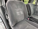 運転席シートに擦れがあります。