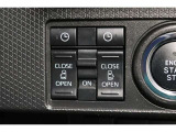 両側電動スライドドアはドアの直接操作以外にも運転席からのスイッチ操作やリモコン操作でも開閉が可能!狭い駐車場などでもドアの開閉が楽々・安心ですね!
