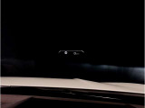 【ヘッドアップディスプレイ】現在の車速表示や目的地へのルート案内やメディア関連のリストを表示する事が可能です。視線移動を減らす事によりドライブに集中して頂けます。