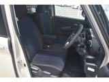 運転席にセンターアームレストを装備しています♪長距離ドライブも快適です♪