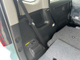 後部座席も十分な広さがあります!シートを倒せば荷物もさらに沢山積めますね♪