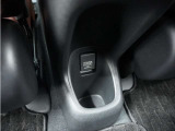 ◆後席用12V電源ソケット◆12V電源ソケットは後席用にも装備されています。長時間のドライブも安心です。