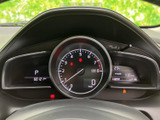 視認性の高いメーター類が、運転に必要な情報を的確に伝えます。運転に集中できる、シンプルで機能的なデザインです。