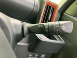 レバーには操作表示がまとめられており、運転席から確認しやすい配置です。手元で操作できるため、進路変更や周囲への合図の際にも使いやすく、表示を見ながら必要な操作を把握しやすいのがポイントです。