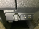 アクセサリーソケットはUSBのアダプターなどをつければ、スマホの充電にも使えます。横にはナビゲーション用の外部入力やスマートフォンなどの充電可能なUSB端子が1個ずつついています。