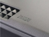 ◆助手席エアバッグ◆SRSエアバッグは、シートベルトだけでは防ぎきれない衝突時の衝撃から乗員を守るための安全装置。衝突時に瞬時に膨らみ、頭部や胸部がダッシュボードに直接衝突するのを防ぎます。