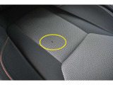 運転席シート座面に穴が開いています