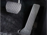 【オルガン式アクセルペダル】人間工学に基づいてオルガン式アクセルペダルを採用しております。運転時の疲労を軽減し、とっさのときの踏み間違いも起きにくくなります。