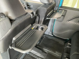 【格納式シートバックテーブル】車内でのお食事などで活躍♪カップホルダーも備えています。