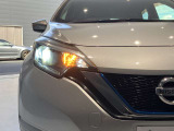 夜間走行の様々な局面に対し、LEDヘッドランプで視認性をしっかり確保。ハロゲンヘッドランプのおおよそ2倍の光量で、広範囲に明るくドライバーをサポートしてくれます。