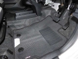 内装工程では、中古車を気持ちよくお乗りいただけるよう清掃しております。シートの洗浄はもちろん、ニオイの元となるフロアカーペットまで洗浄・消臭を実施。