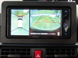 パノラミックビューモニター付きです。車両を上から見たような映像をディスプレイオーディオ画面に表示。運転席からの目視だけでは見にくい、車両周辺の状況をリアルタイムでしっかり確認できます。