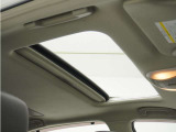 サンルーフのスライド機構で全開放を行えば、開放感あふれる気持ちの良いドライブを楽しめます。アウトドアがお好きな方には特にオススメです♪
