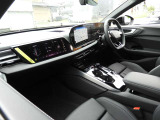 安全で快適な運転をサポートするアウディバーチャルコックピット。多機能でありながら優れた操作性で、シンプルで美しいインテリアデザインに溶け込んでいます。