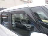 車内換気に役に立つドアバイザー。