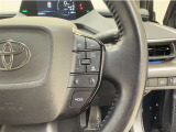 レーダークルーズコントロールを搭載しております。前車との距離をレーダーで測り一定の車間距離とスピードを保つとても便利な機能です。高速道路で楽に安心安全です!