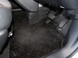 内装工程では、中古車を気持ちよくお乗りいただけるよう清掃しております。