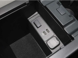 アームレストを開けば、中は収納スペースになっています。USBに対応しています。