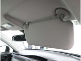 運転席と助手席の天井部分のサンバイザーを使うことで、眩しい日差しを遮ることができます。