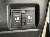 【リア両側パワースライドドア】リモコンなどで自動開閉。Hondaスマートキーを携帯していれば、軽い力で解錠とドアオープンが行えます。半ドア状態まで閉めると、自動的に全閉する機能付き。